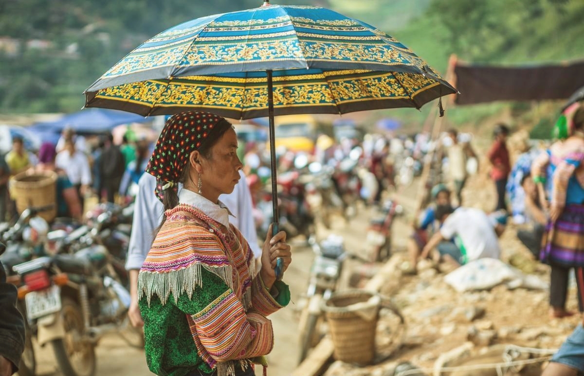 Hmong people - Can Cau market in Sapa