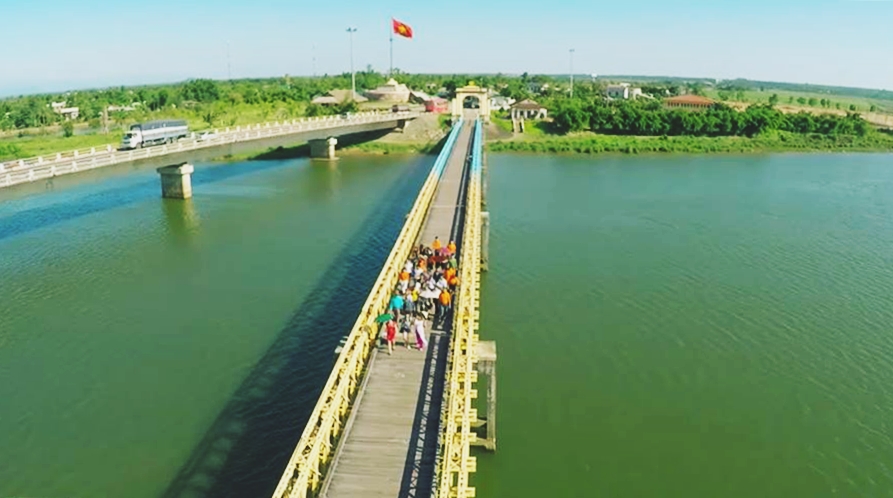 Hien Luong Bridge over Ben Hai River